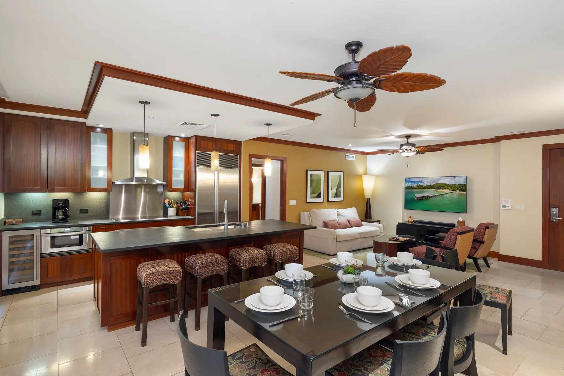Cocina y comedor de planta abierta con una isla central y una mesa de comedor.