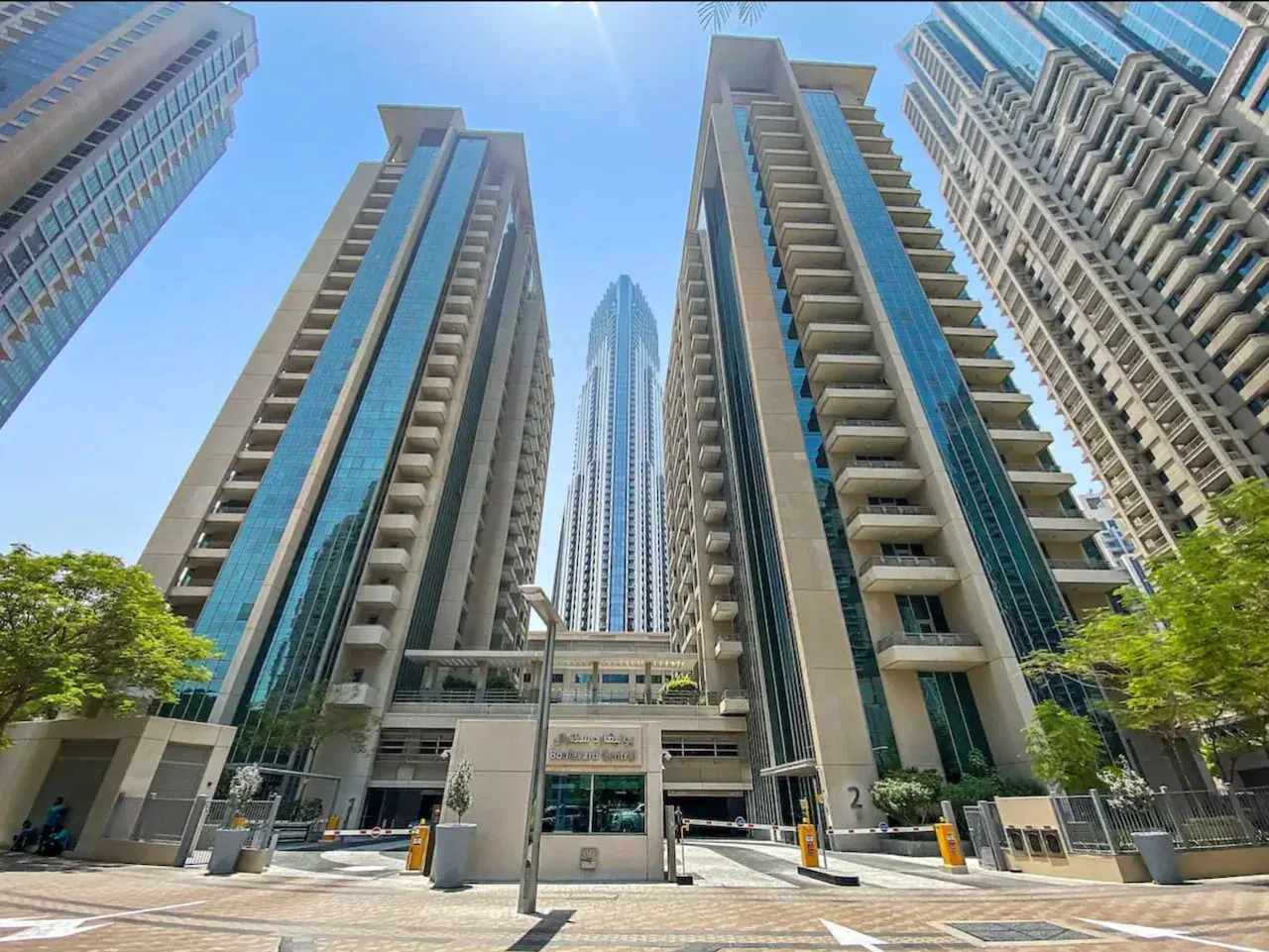 Vista hacia varios edificios modernos de gran altura bajo un cielo despejado.