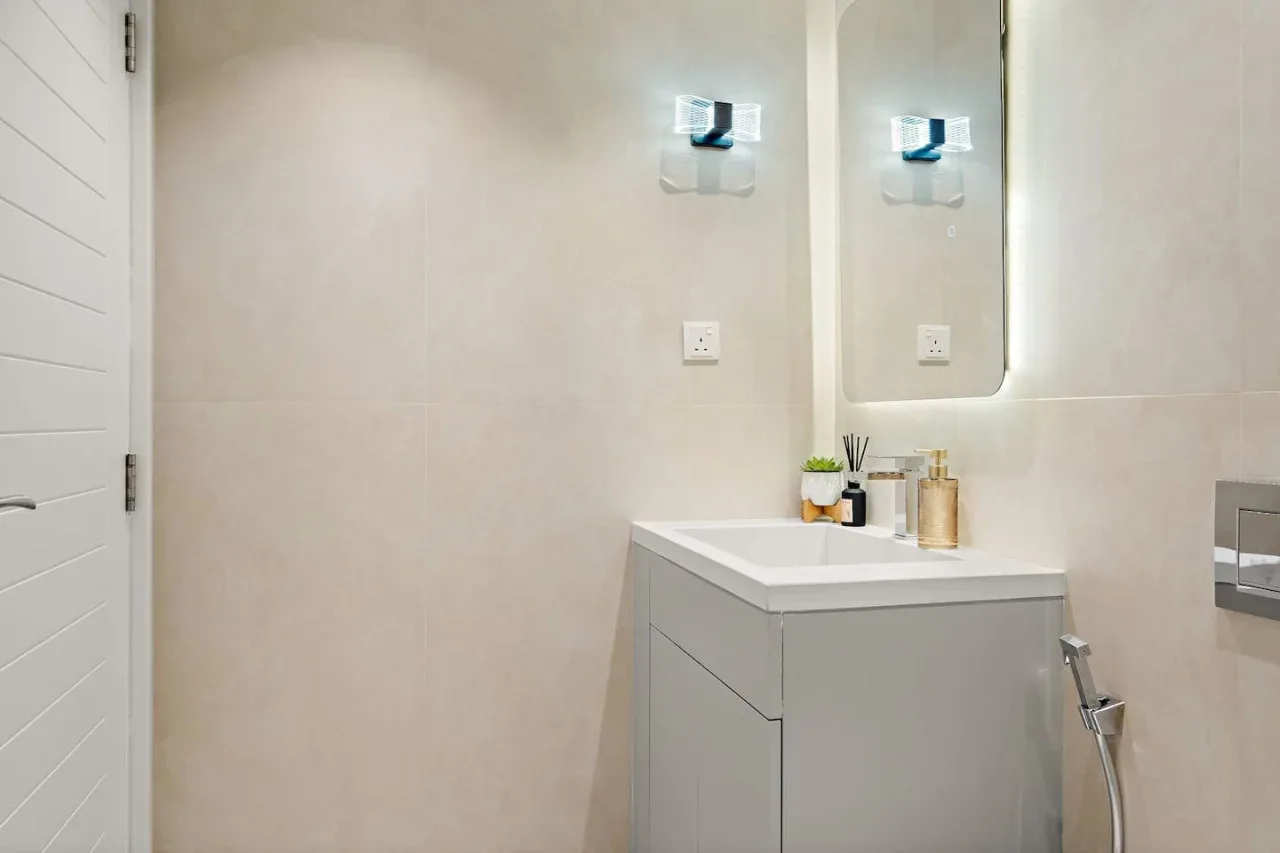 Un mueble de baño con lavabo y espejo.