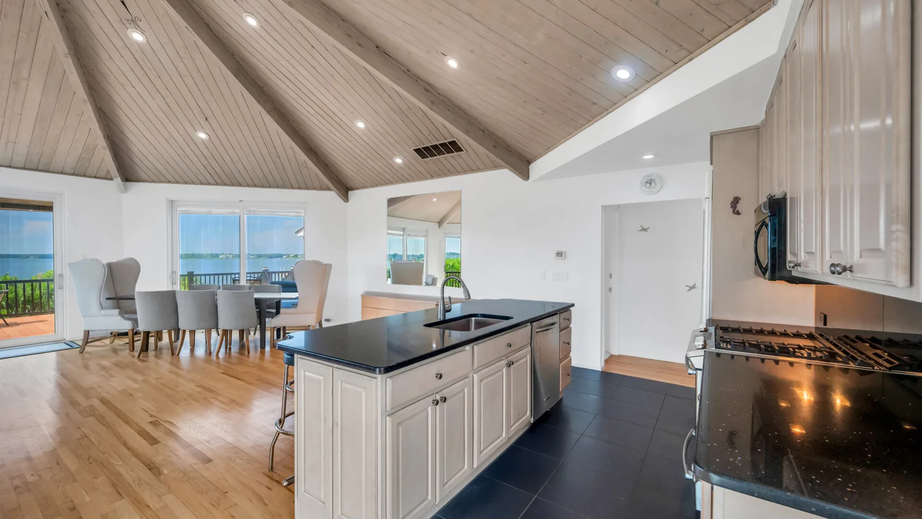 Una cocina y comedor diáfanos y luminosos, con una gran isla central.