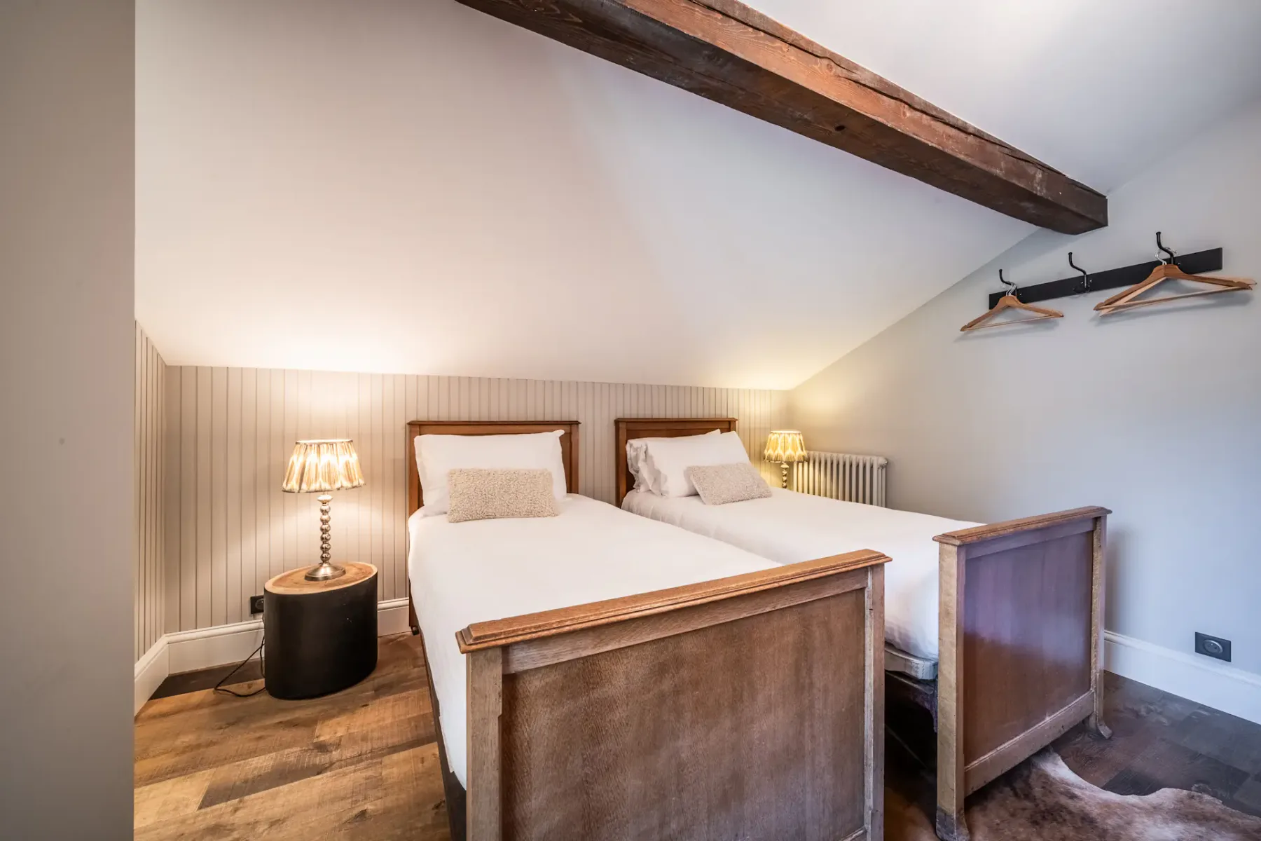 Dormitorio con 2 camas individuales del chalet familiar La Rose en Clairiere, Morzine