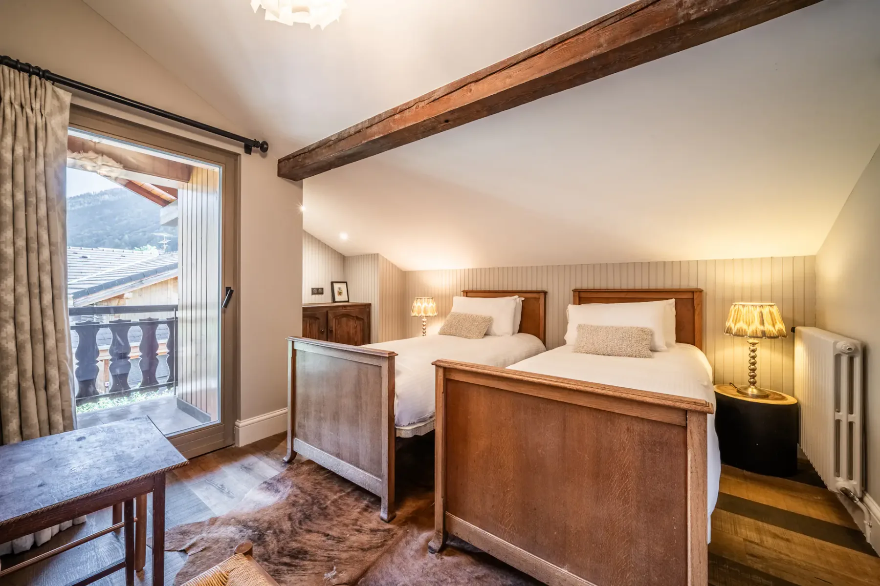 Dormitorio con 2 camas individuales del chalet familiar La Rose en Clairiere, Morzine