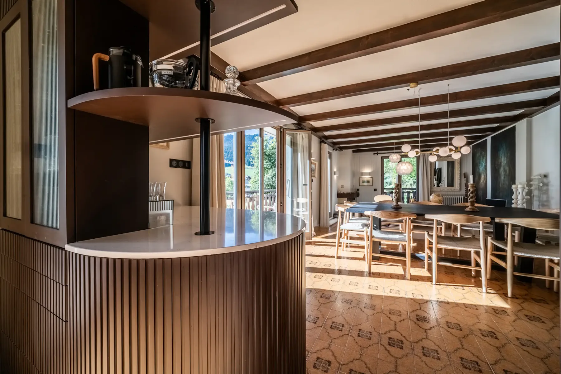 Cocina de diseño contemporáneo del chalet familiar La Rose en Clairiere, Morzine