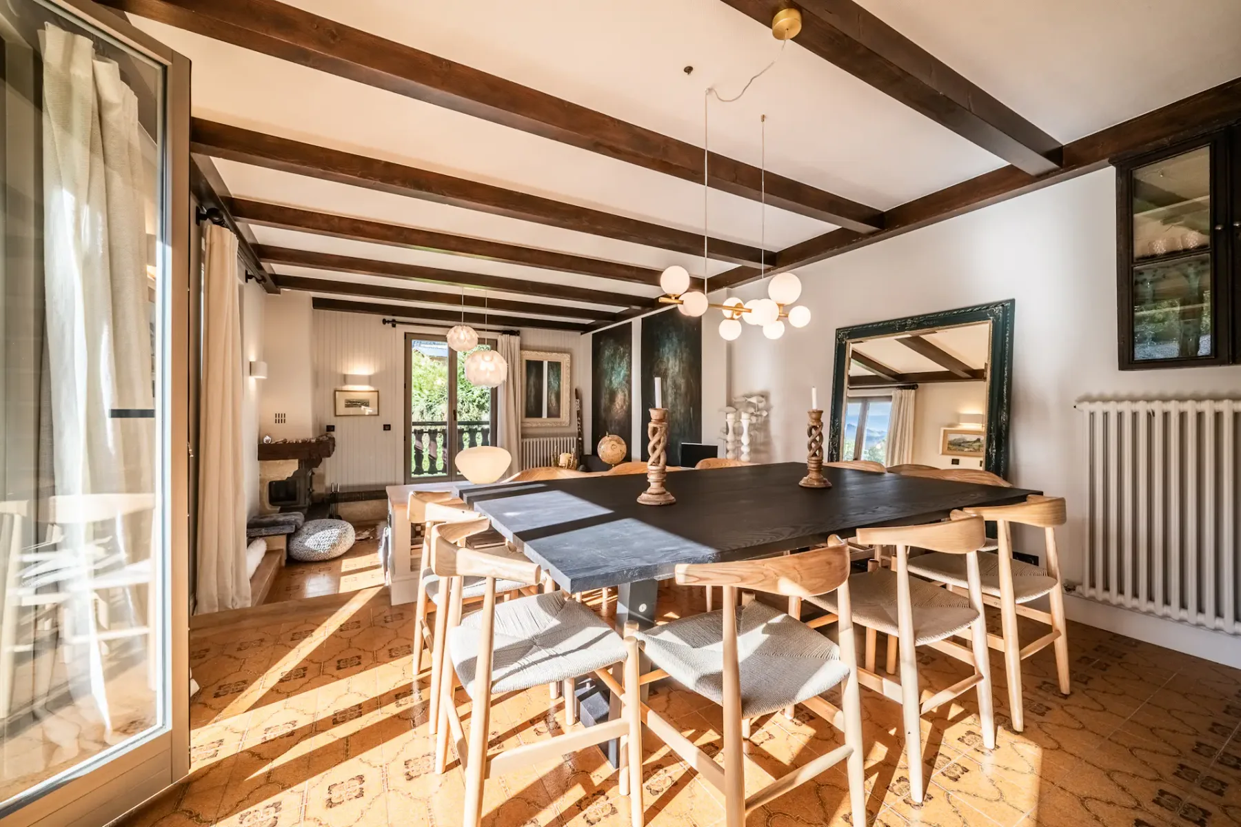 Precioso comedor de planta abierta del chalet familiar La Rose en Clairiere, Morzine