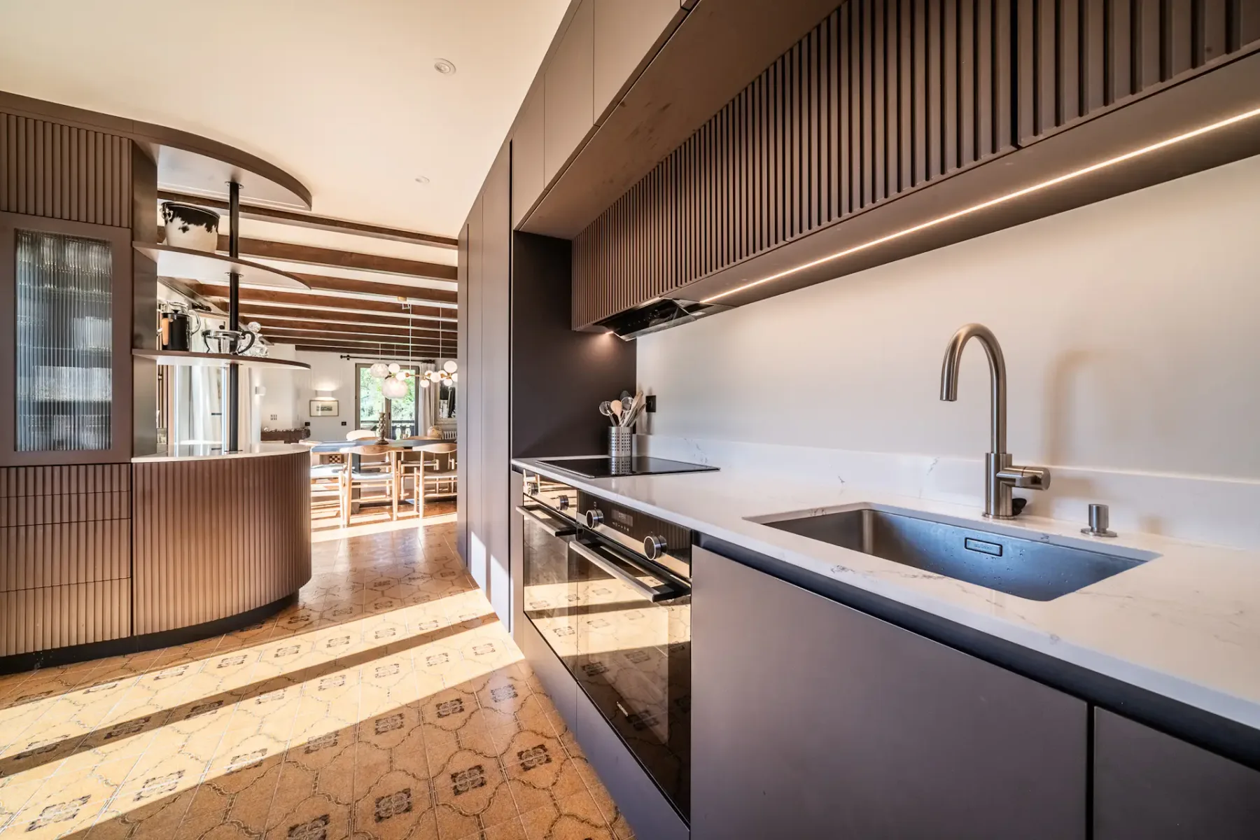 Cocina de diseño contemporáneo del chalet familiar La Rose en Clairiere, Morzine