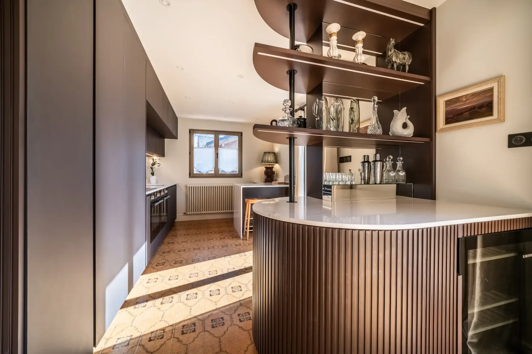 Cocina contemporánea con una isla curva y estantes abiertos.