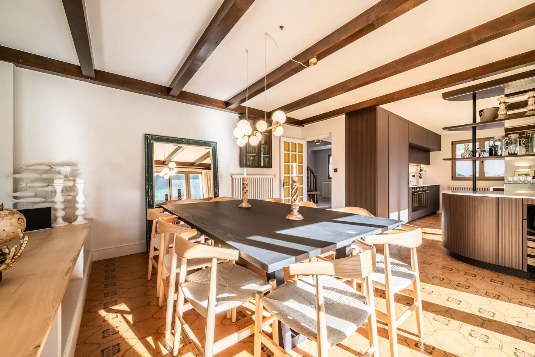 Precioso comedor de planta abierta del chalet familiar La Rose en Clairiere, Morzine