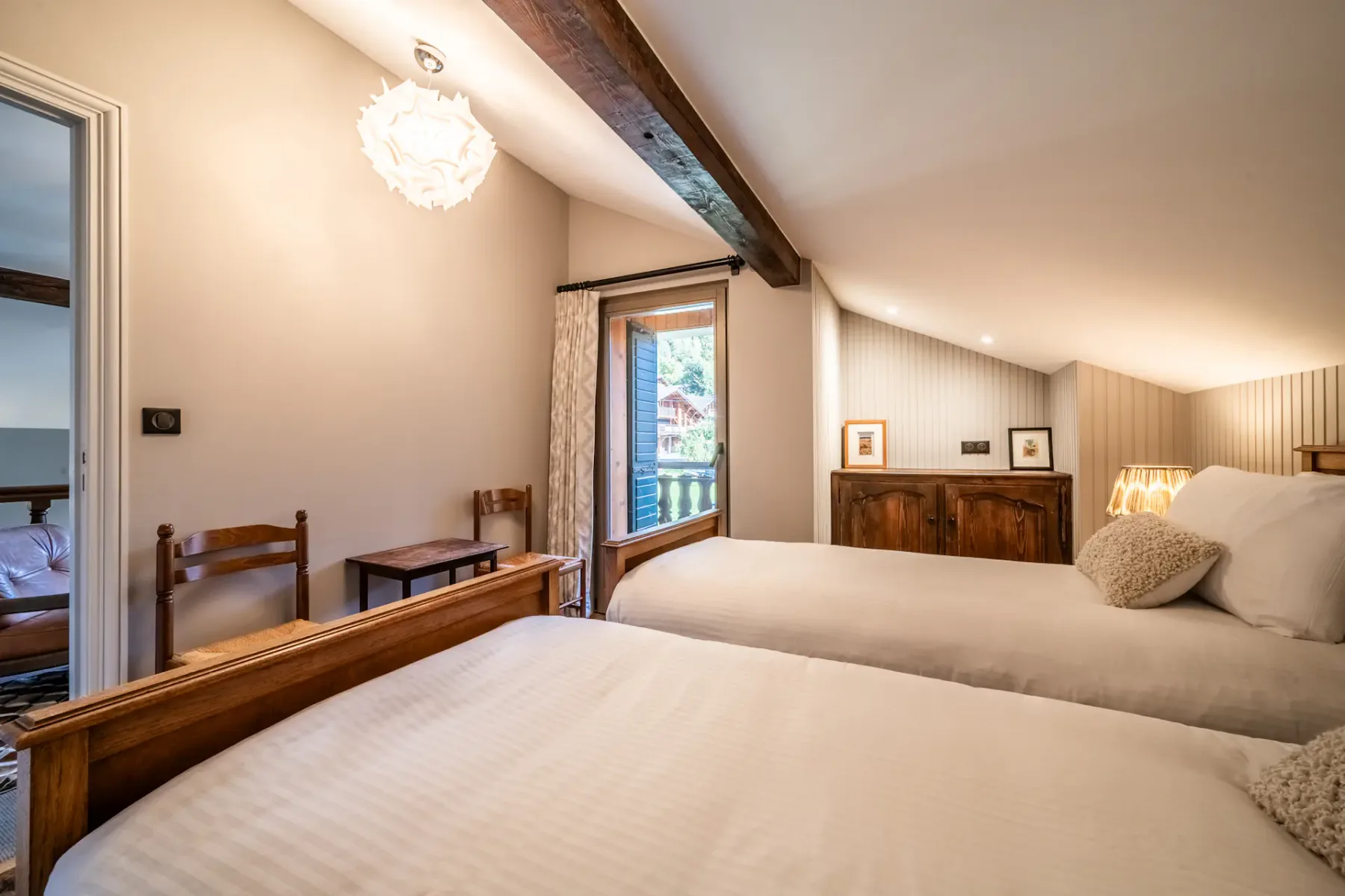 Dormitorio con 2 camas individuales del chalet familiar La Rose en Clairiere, Morzine