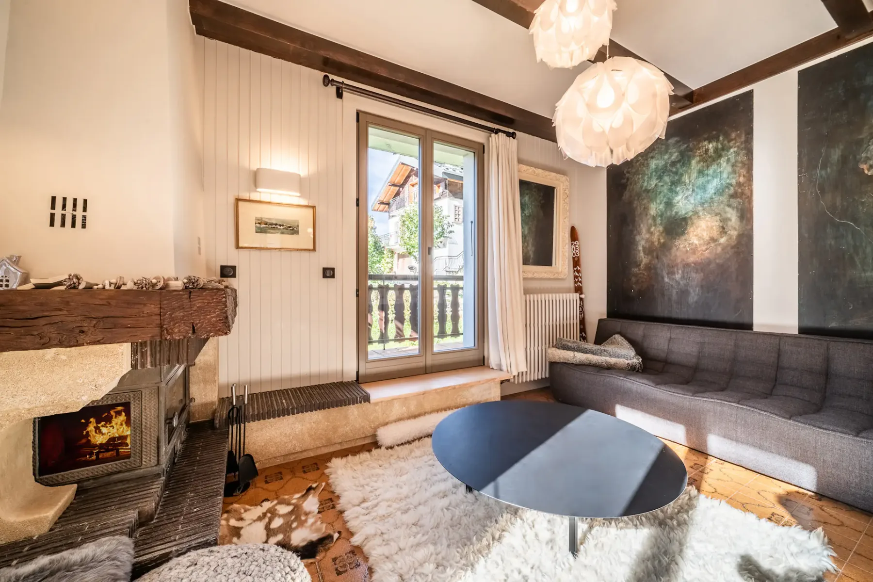 Un salón con asientos, una mesa de centro y una chimenea.