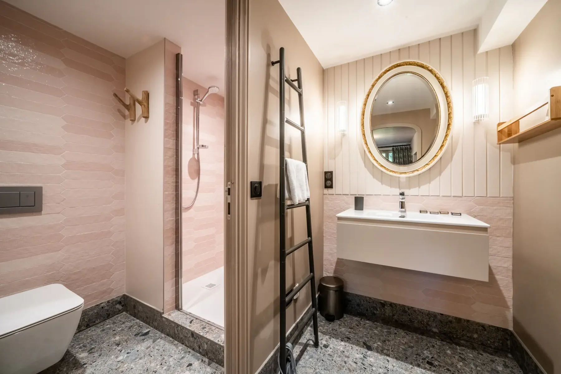 Un baño con ducha, bañera y espejo redondo.