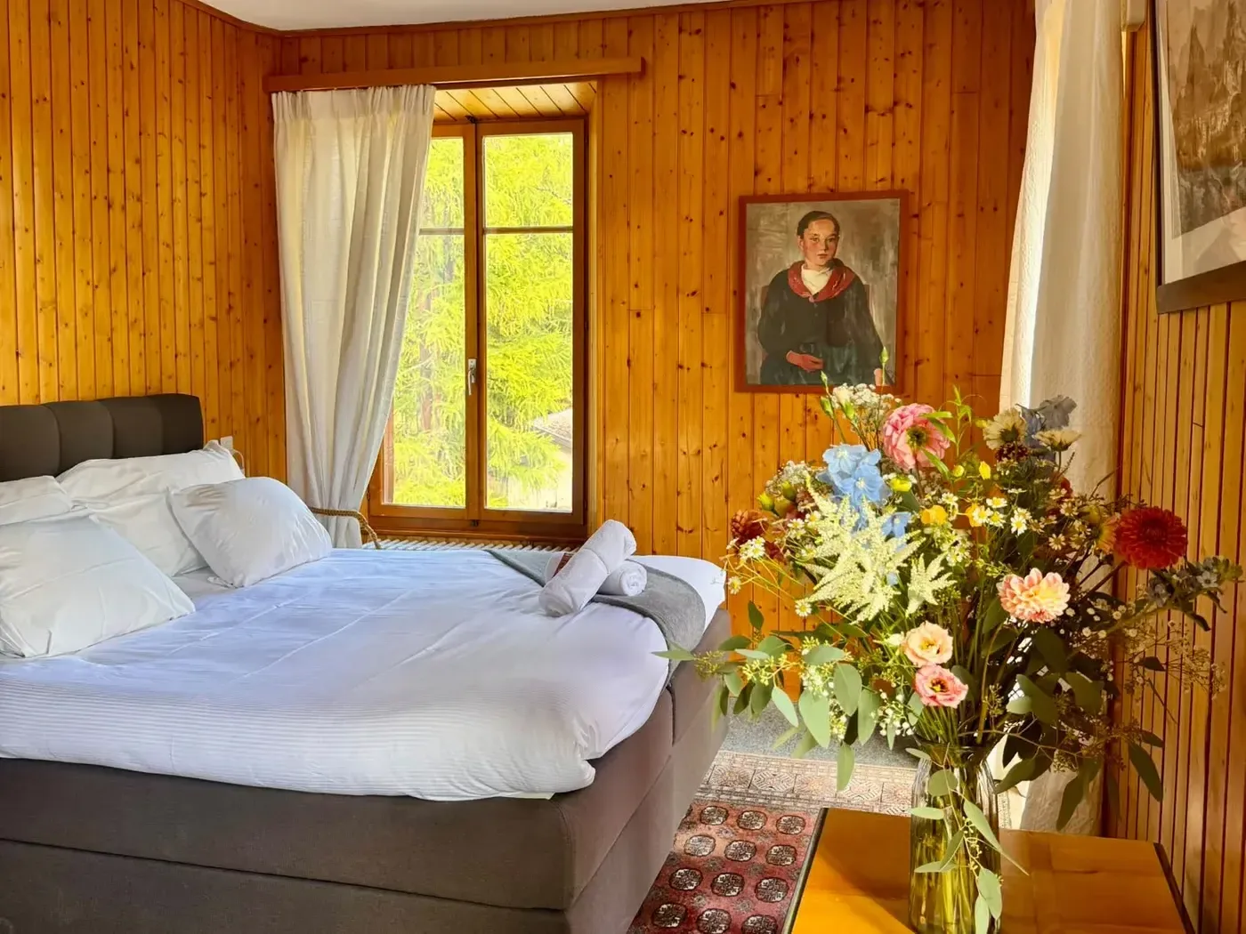 Espace Premium, three rooms arranged around a shared vestibule