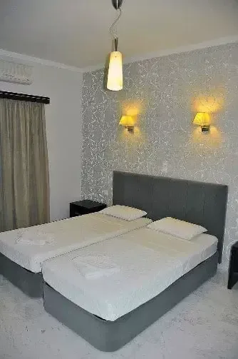Habitación estándar de hotel con dos camas individuales