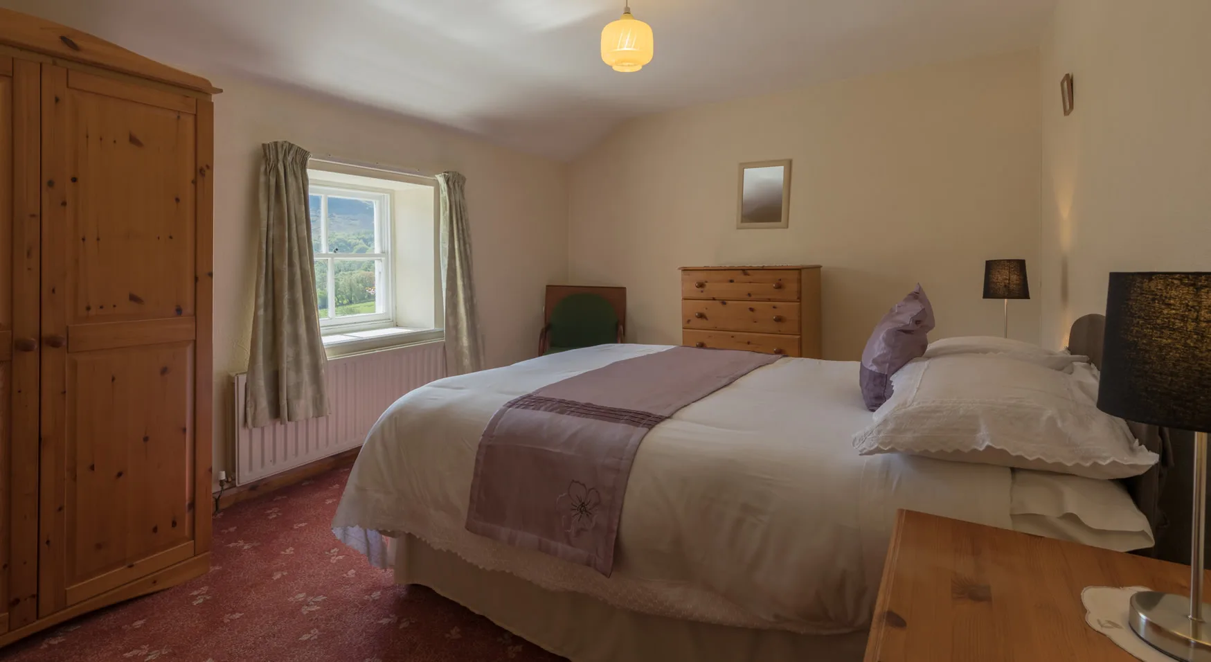 Dormitorio con cama de matrimonio de la casa rural