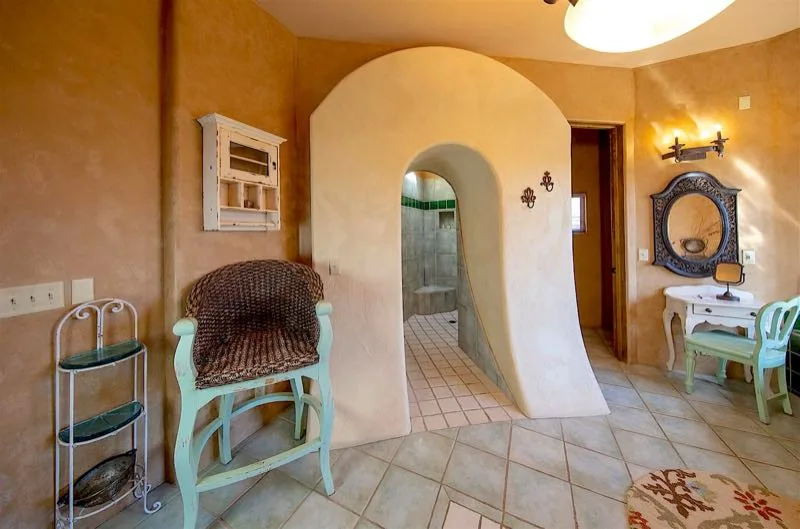 Ducha a ras de suelo con arco y mueble de lavabo de Twin Kyody