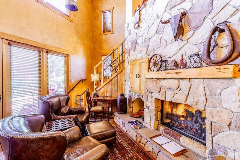 Chimenea de piedra y escaleras al altillo en Silver Spur