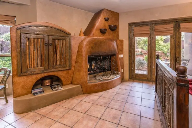 Chimenea de adobe y puertas al patio en Sedona Breeze