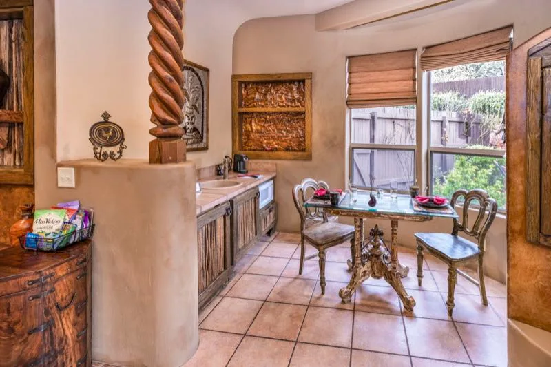Cocina pequeña y mesa de comedor en Sedona Breeze