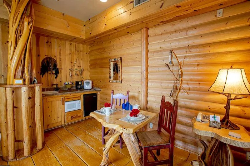 Cocina pequeña con mesa de troncos en Whispering Pine