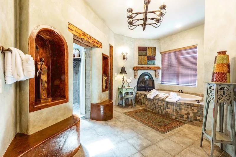 Bañera de hidromasaje con chimenea en Sagebrush