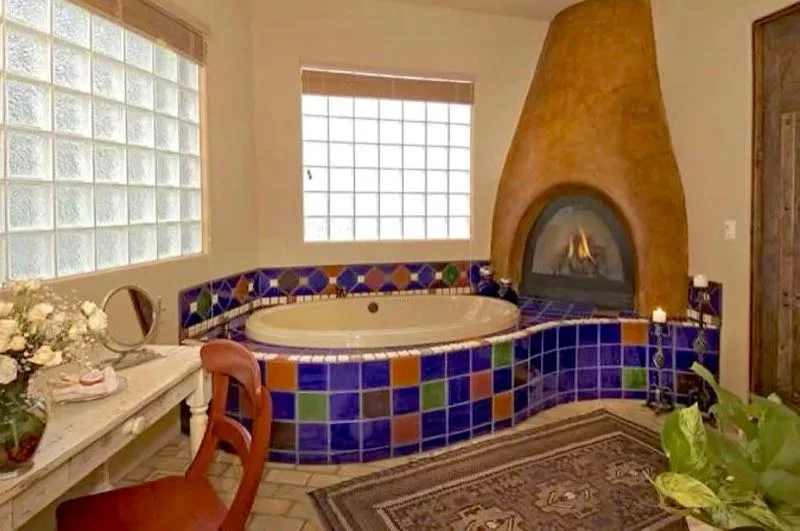 Bañera de hidromasaje para dos personas junto a una chimenea tipo kiva en Hacienda