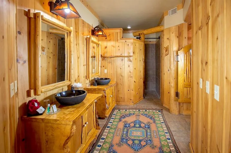 Mueble de baño de pino y ducha a ras de suelo en Whispering Pine