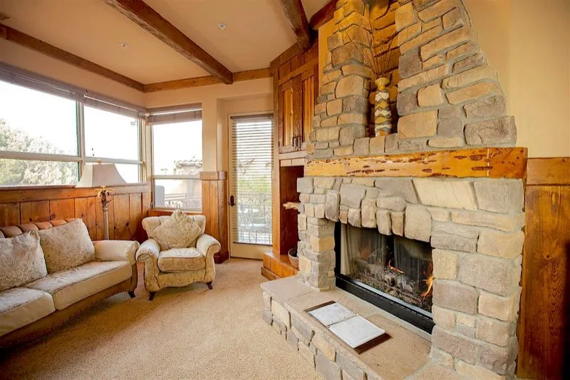 Zona de estar de Timbers con chimenea de piedra