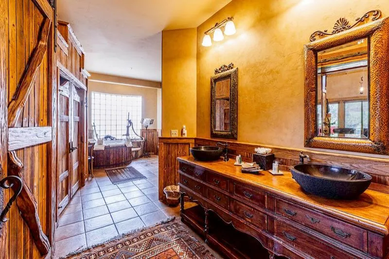 Mueble de baño de madera con lavabos de cobre en Silver Spur