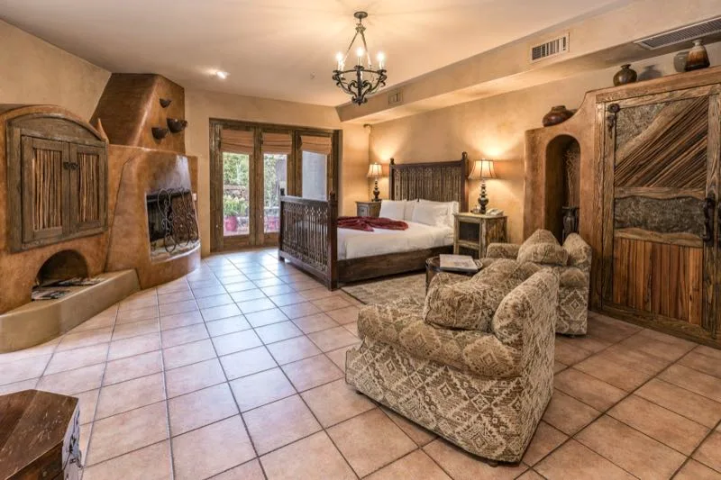 Dormitorio y zona de estar de Sedona Breeze con chimenea tipo kiva