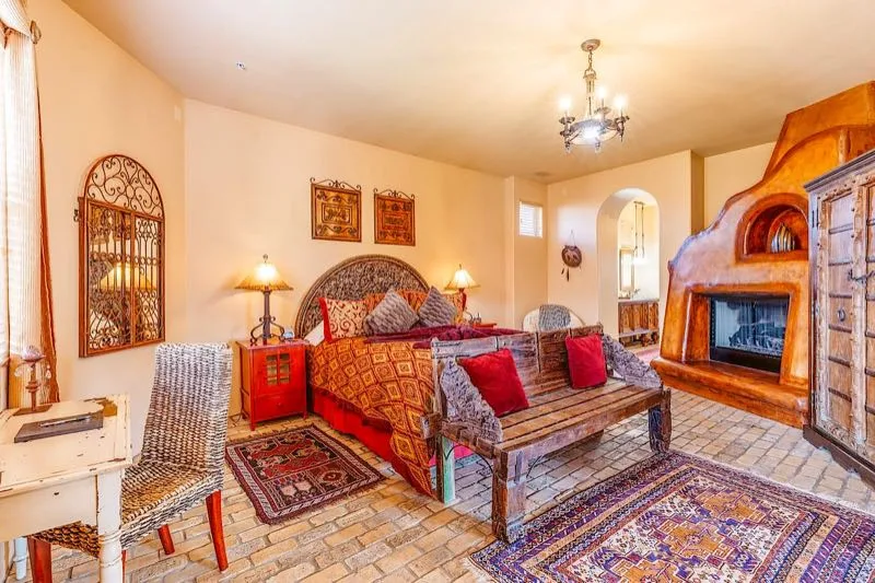 Dormitorio de Hacienda con chimenea y ropa de cama roja