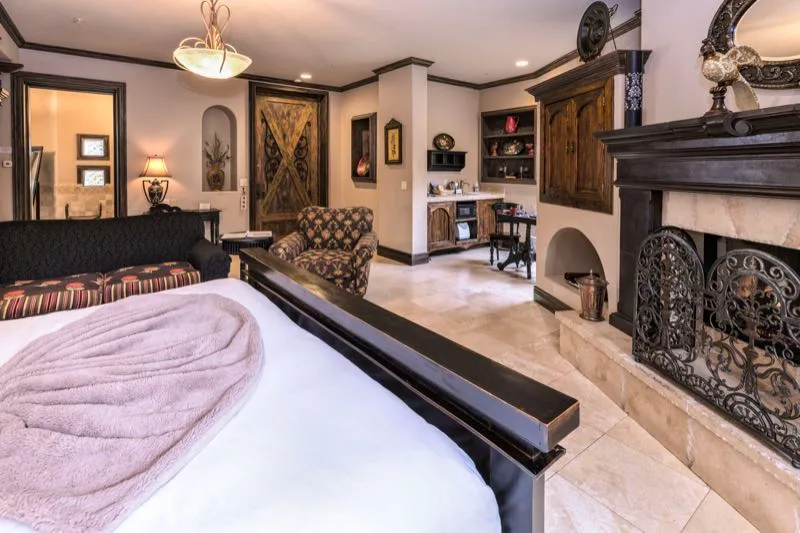 Cama y chimenea de madera oscura en Tuscany