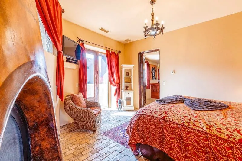 Segundo dormitorio de Hacienda con una entrada en arco