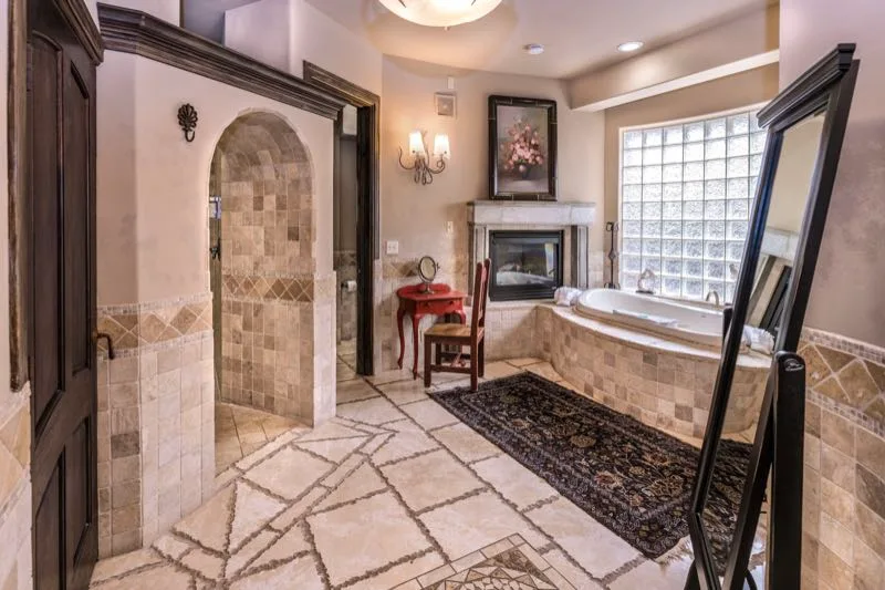 Baño de Tuscany con ducha de piedra a ras de suelo y bañera de hidromasaje