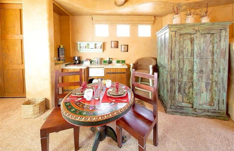 Cocina pequeña de Twin Kyody con una mesa pintada y un armario