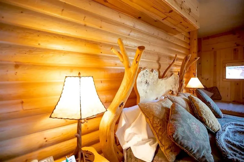Cama de troncos hecha a mano en Whispering Pine