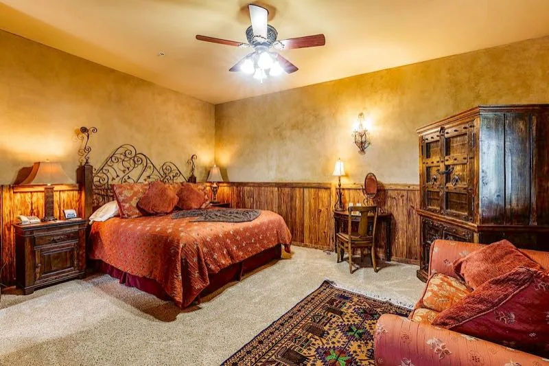 Dormitorio de Silver Spur con cabecera tallada