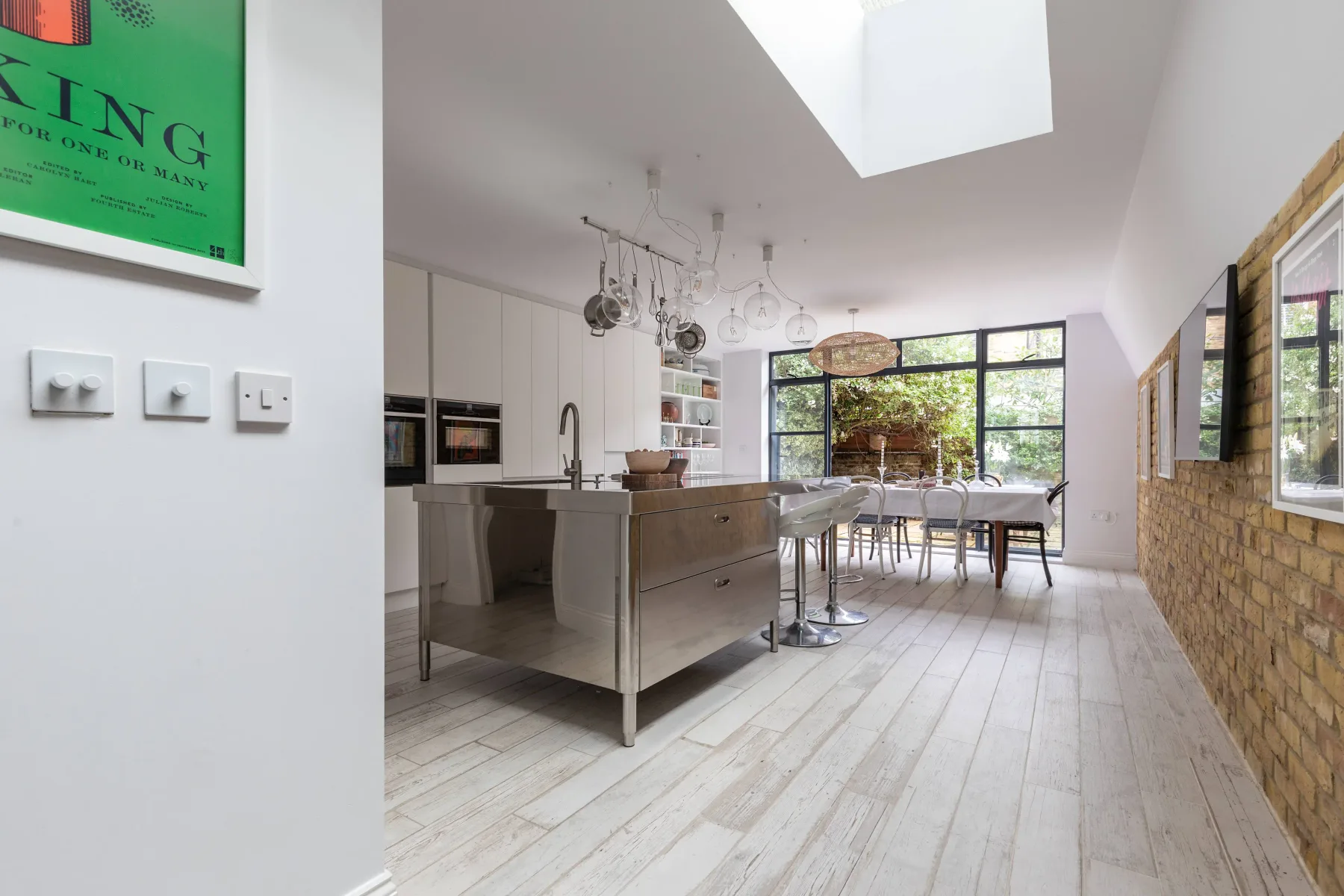Una cocina luminosa con comedor, grandes ventanas e isla.