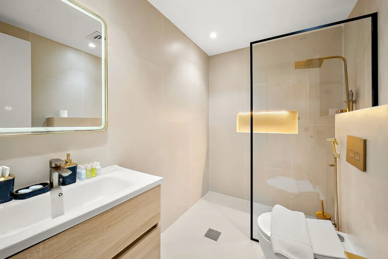 Un baño moderno con lavabo y ducha de vidrio.