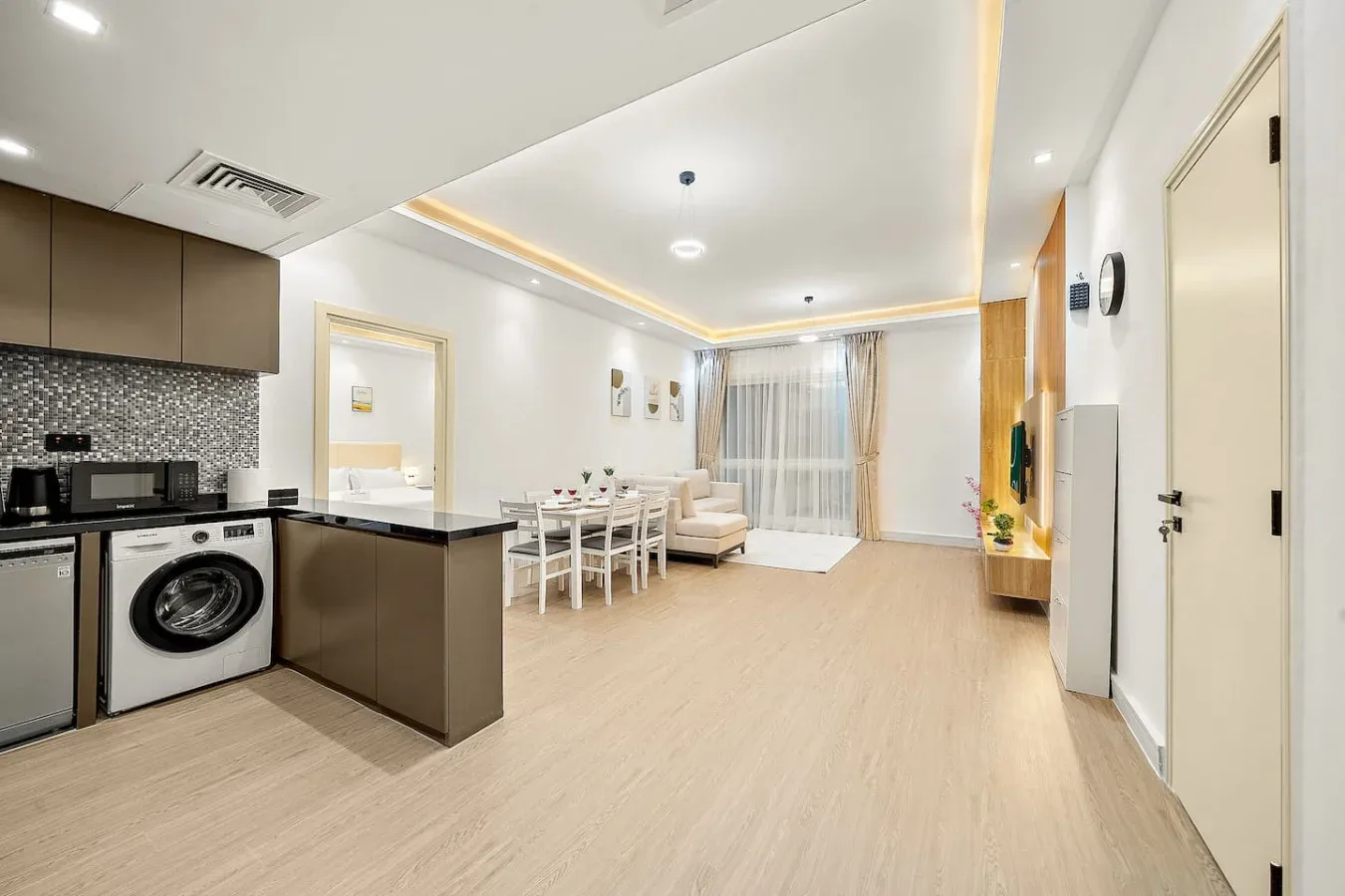 Una cocina y comedor de planta abierta con una mesa junto a la sala de estar.
