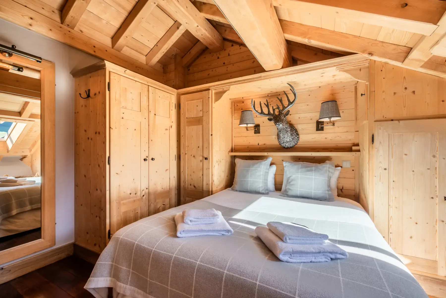 Spacious double ensuite bedroom ski apartment Garapa Morzine