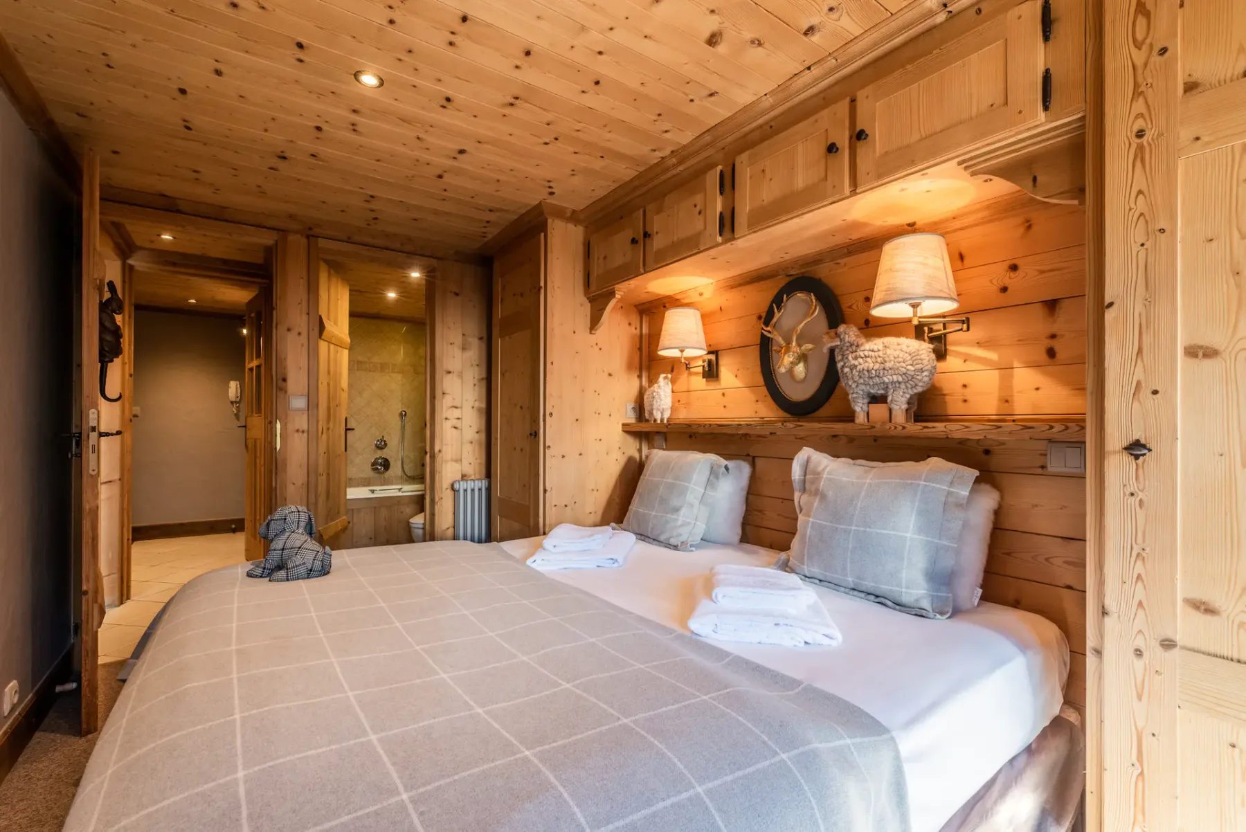 Bright double ensuite bedroom family apartment Garapa Morzine