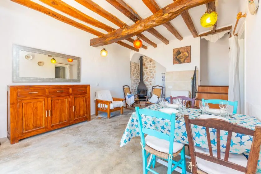 Un comedor con una mesa larga cubierta con un mantel estampado.
