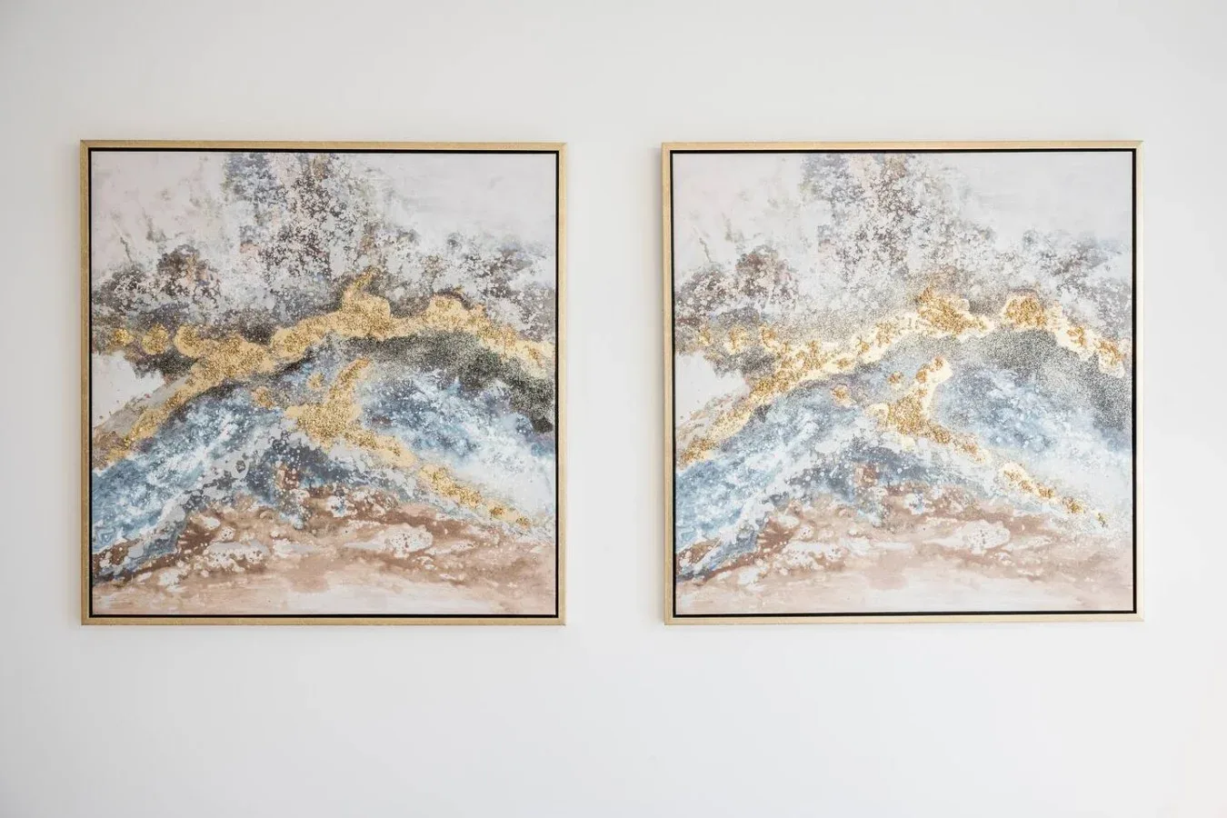 Dos cuadros abstractos enmarcados cuelgan uno junto al otro en una pared blanca.