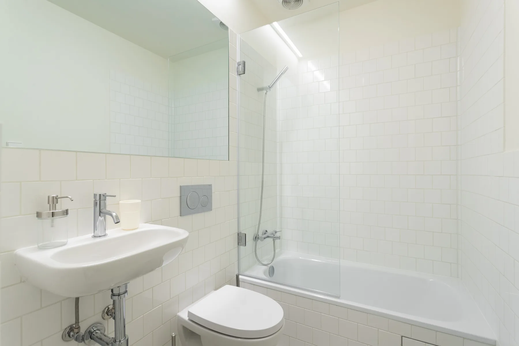 Un baño alicatado con lavabo y bañera.