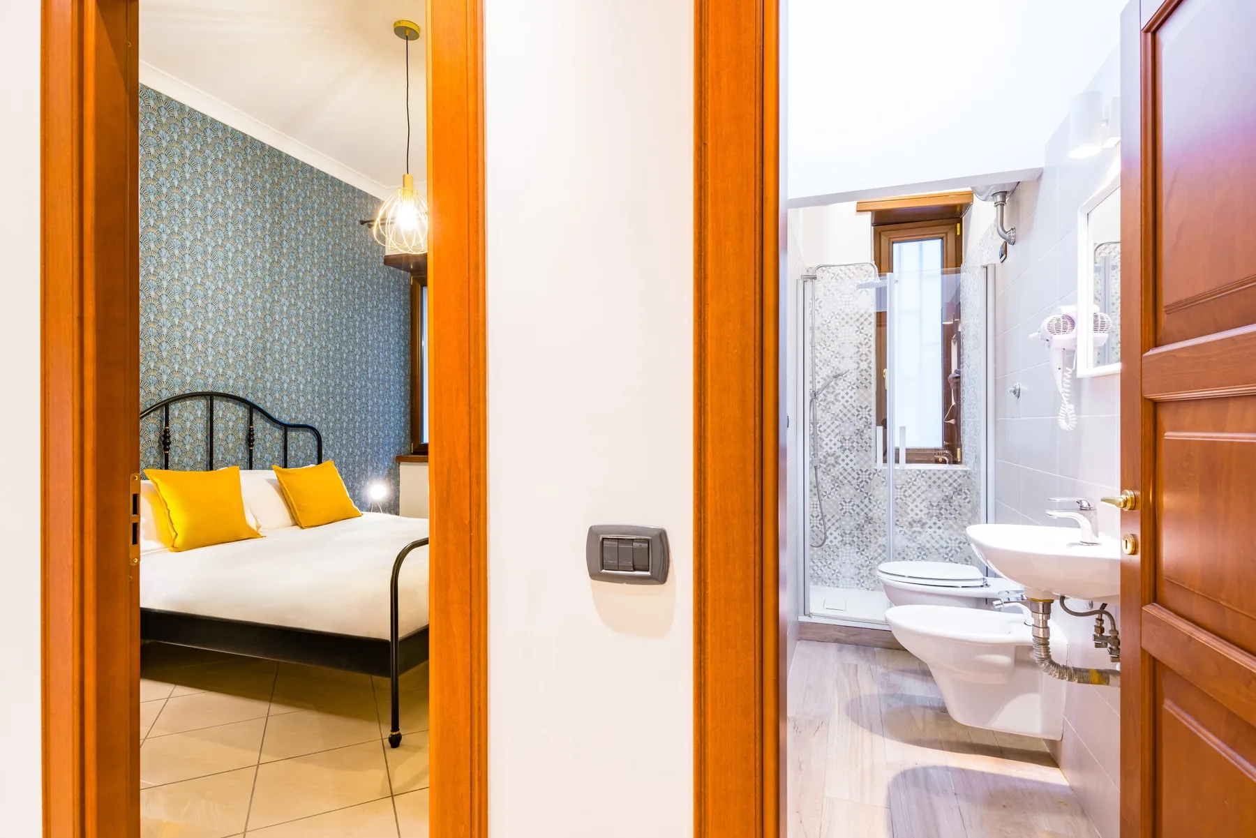 Se ven un dormitorio y un baño a través de puertas contiguas.
