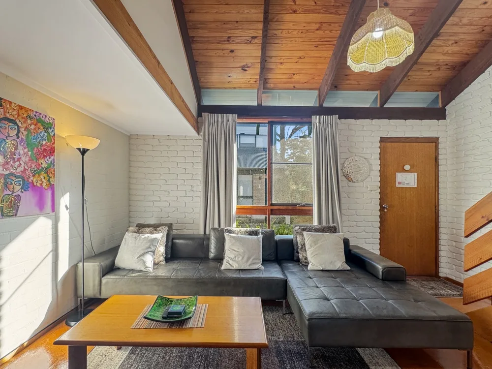 Sala de estar con asientos y una mesa de centro.