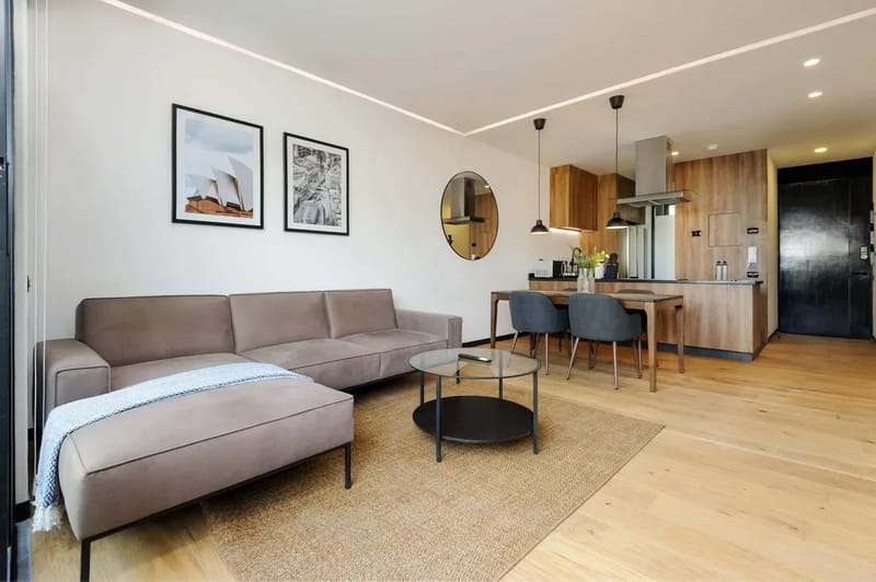 Deluxe 1BR with Elegant Balcony in Roma Nte