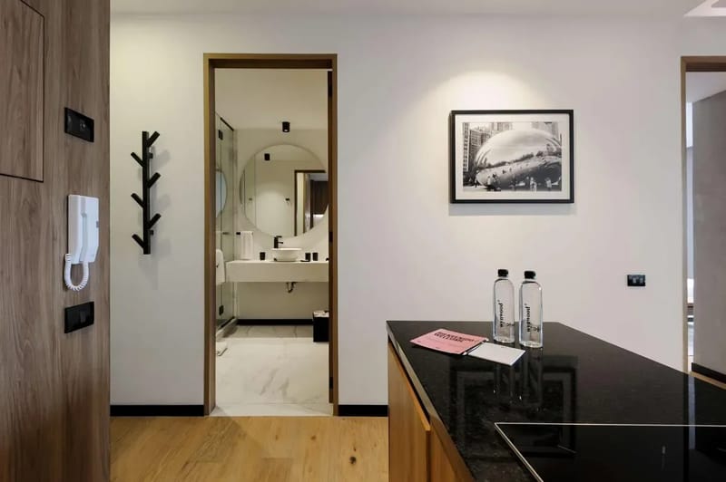 Deluxe 1BR with Elegant Balcony in Roma Nte