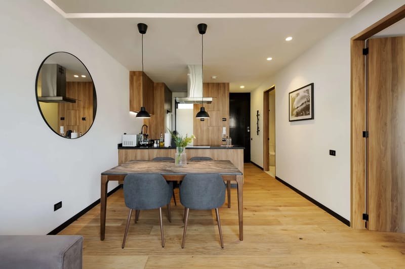 Deluxe 1BR with Elegant Balcony in Roma Nte