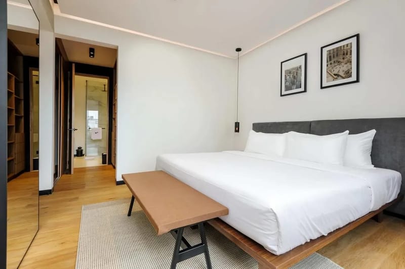 Deluxe 1BR with Elegant Balcony in Roma Nte