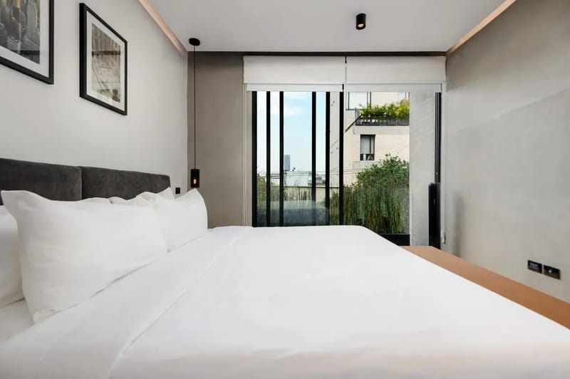 Deluxe 1BR with Elegant Balcony in Roma Nte